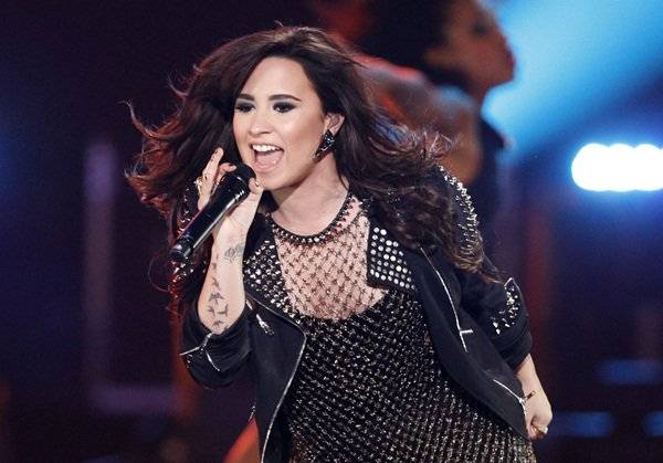 Demi Lovato: Hành Trình Bước Ra Từ Bóng Tối Demi Lovato: Hành Trình Bước Ra Từ Bóng Tối